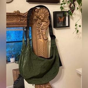 Baggu Medium Crescent Bag in Bay Laurel